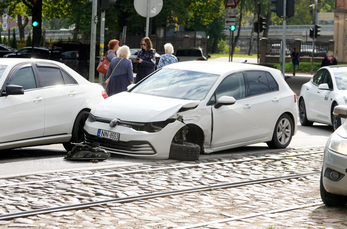 Vieglās automašīnas un tramvaja sadursme pie Dienvidu tilta. 