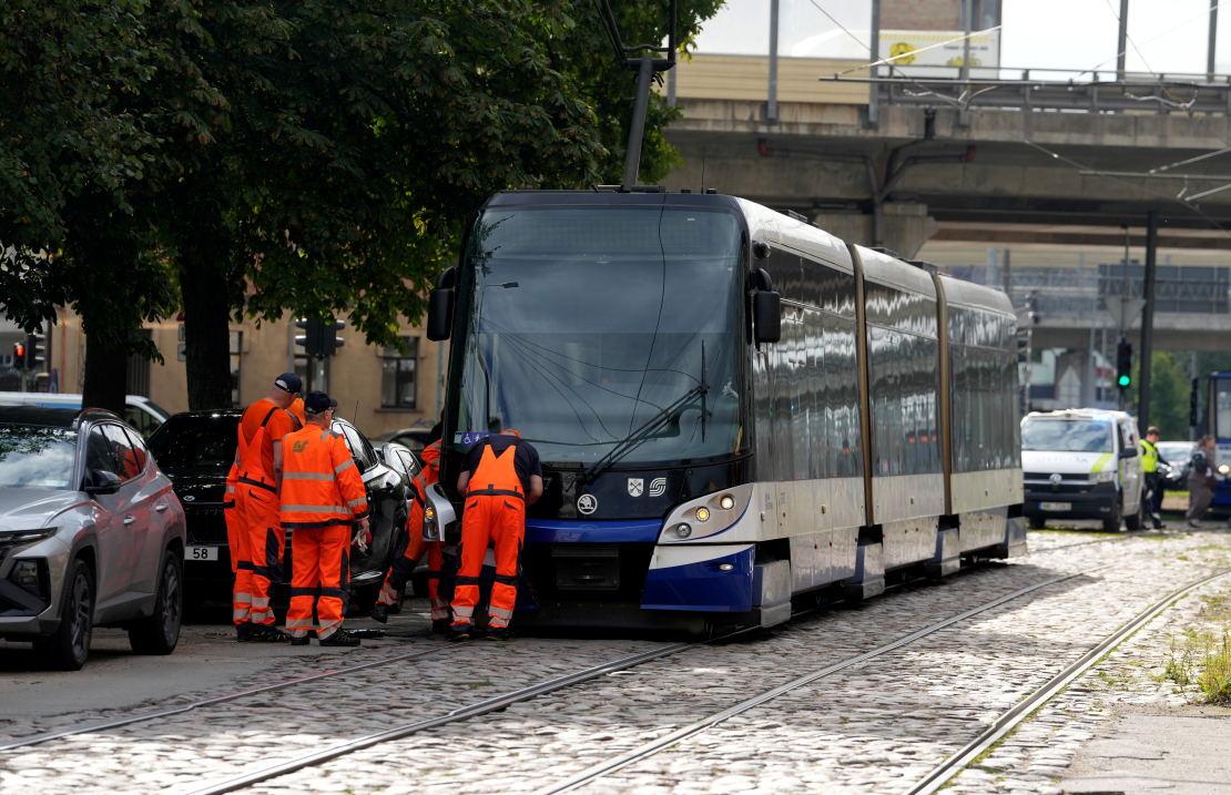 Vieglās automašīnas un tramvaja sadursme pie Dienvidu tilta. 