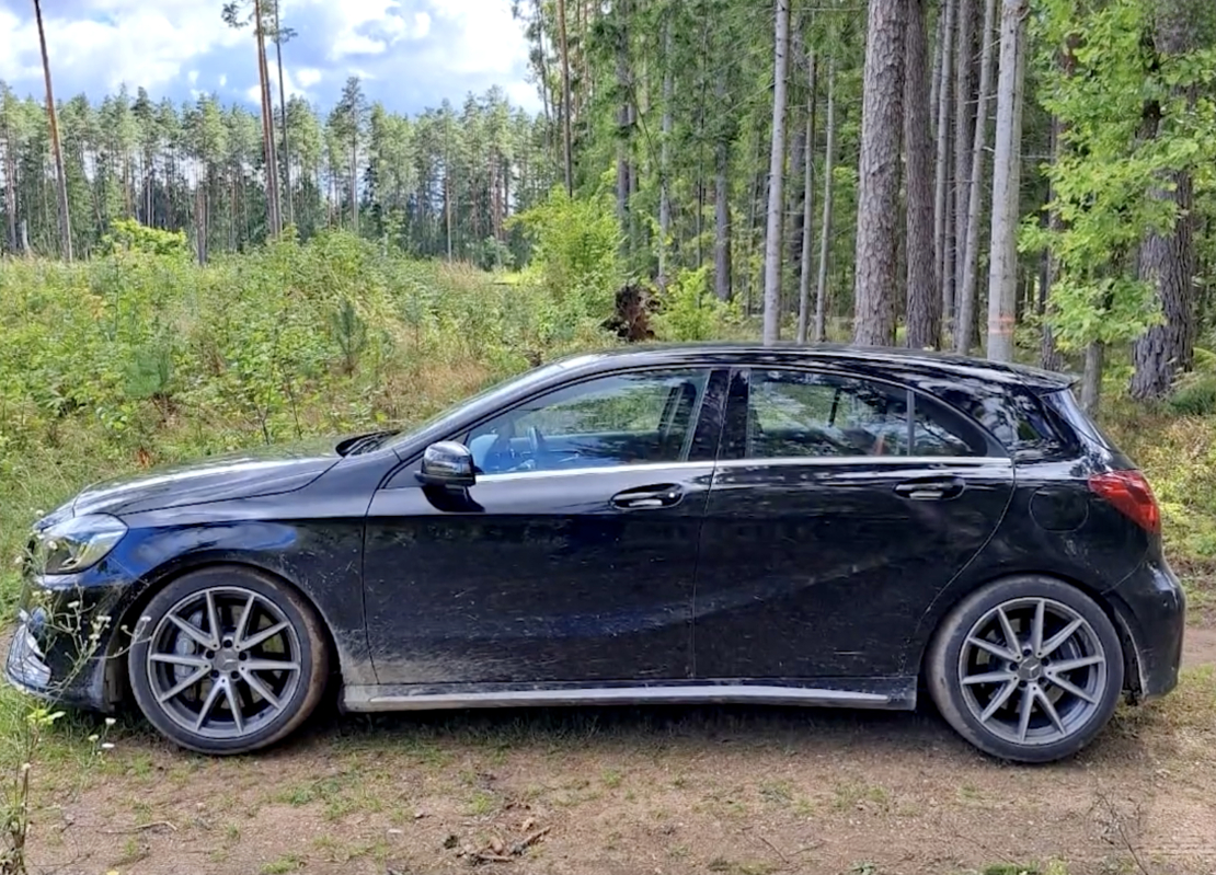 “Mercedes-Benz”, ar kuru kāds Polijas pilsonis pārvadāja Latvijas teritorijā nelikumīgi iekļuvušus cilvēkus.