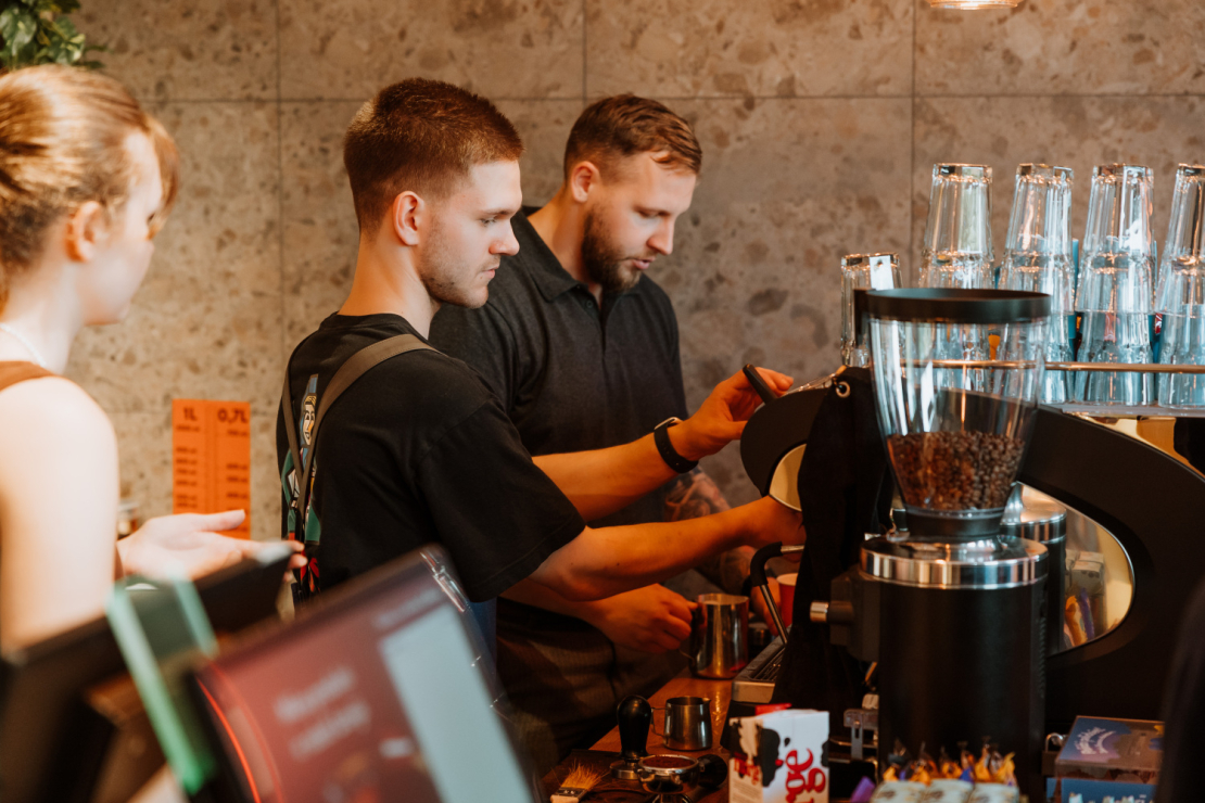 Valmierā, Rīgas ielā 9, durvis vērusi pirmā "Caffeine" kafejnīca pilsētā.