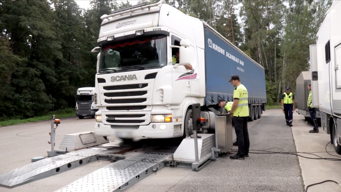 CSDD reidos pārbauda smagās automašīnas.