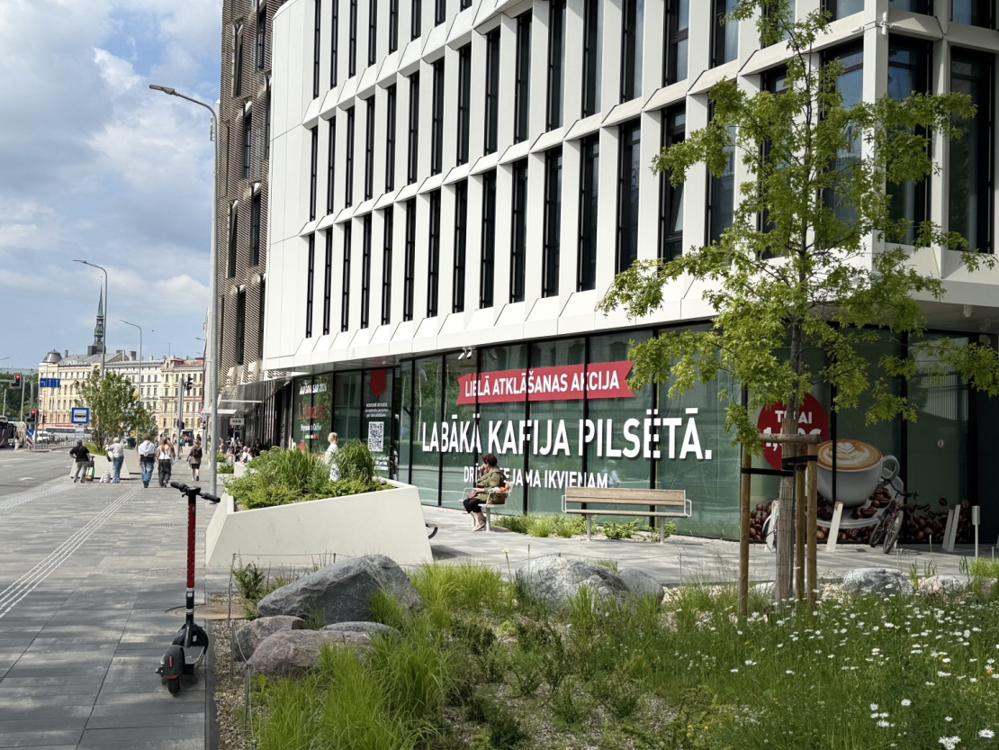 "SATEKLES BIZNESA CENTRS".