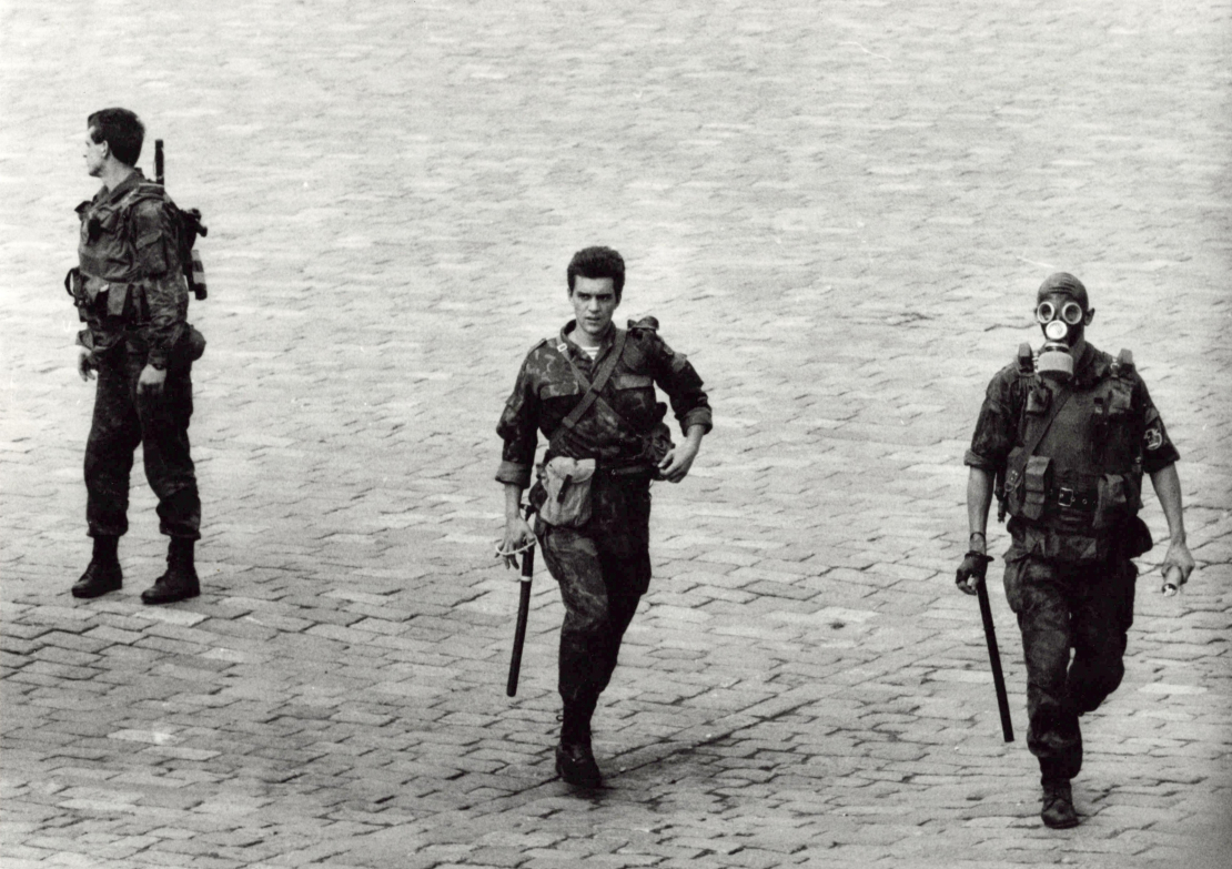 Rīgas pilsētas Iekšlietu pārvaldes speciālo uzdevumu milicijas vienības Omon kaujinieki Rīgā, Doma laukumā, 1991. gada augusta puča dienās.