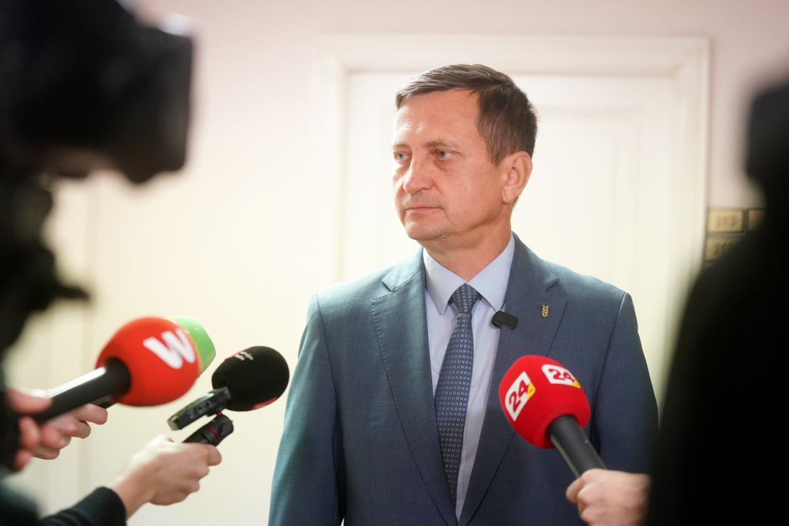 Zaļo un zemnieku savienības valdes priekšsēdētājs, Saeimas deputāts Armands Krauze pēc valdes tikšanās sniedz medijiem skaidrojumu par Reiņa Uzulnieka atsaukšanu no labklājības ministra amata par braukšanu pie stūres stiprā reibumā.