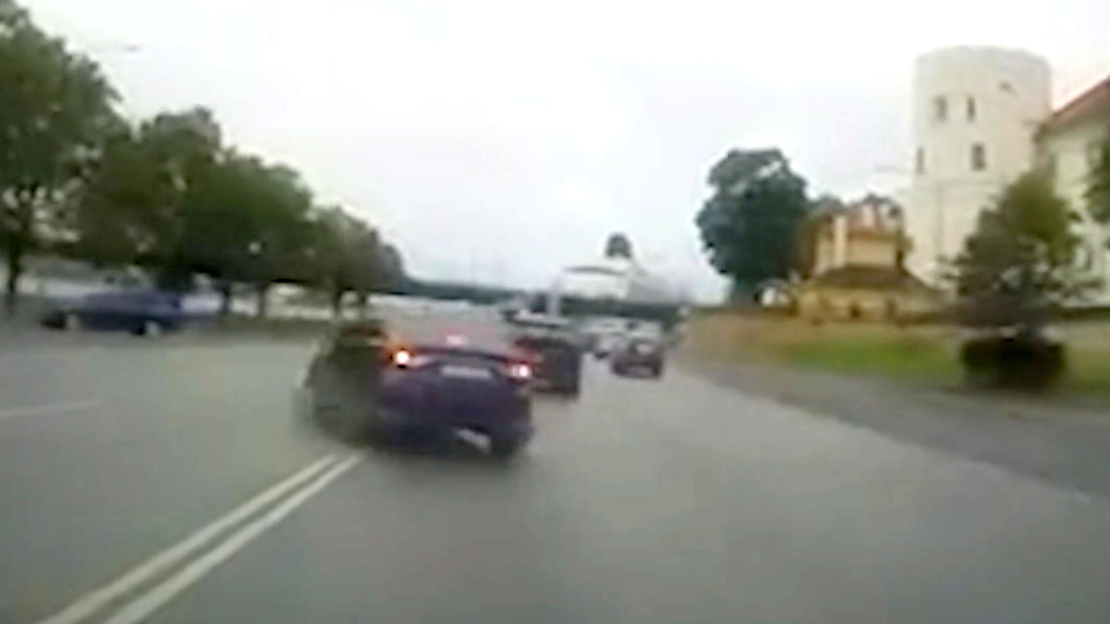 Spriežot pēc video kadriem, izskatās, ka vadītājam zīmes un līnijas vispār neinteresē. 