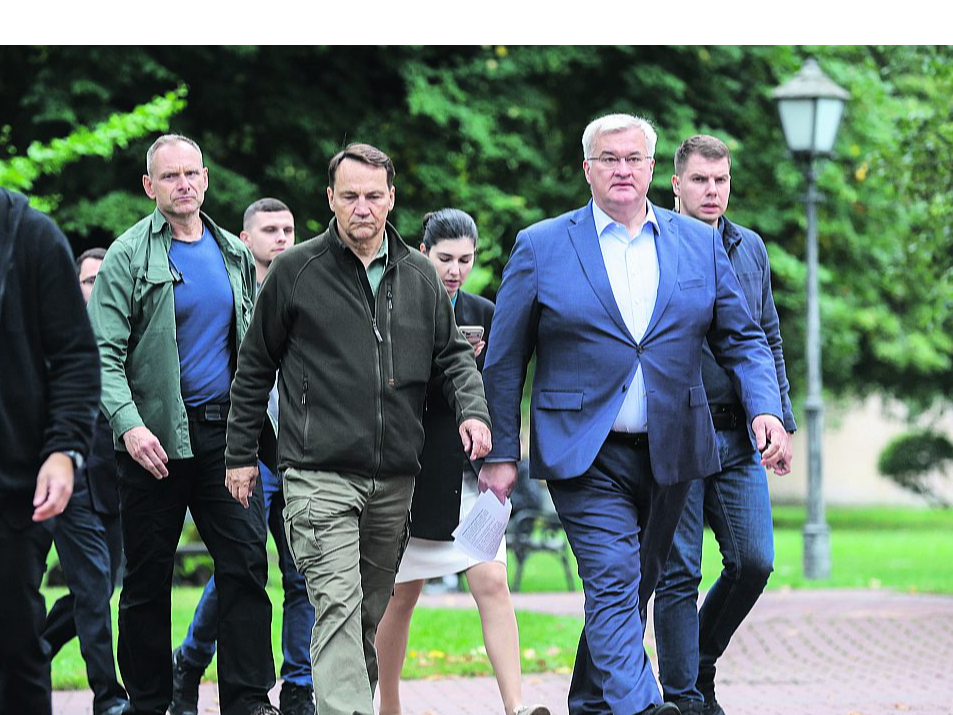 Polijas ārlietu ministrs Radoslavs Sikorskis (priekšplānā no kreisās), svētdien Kijivā tiekoties ar Ukrainas kolēģi Andriju Sibihu, atzina, ka Krievijas dronu trieciens "dažus simtus metru" no Polijas robežas ir drauds arī Polijai.