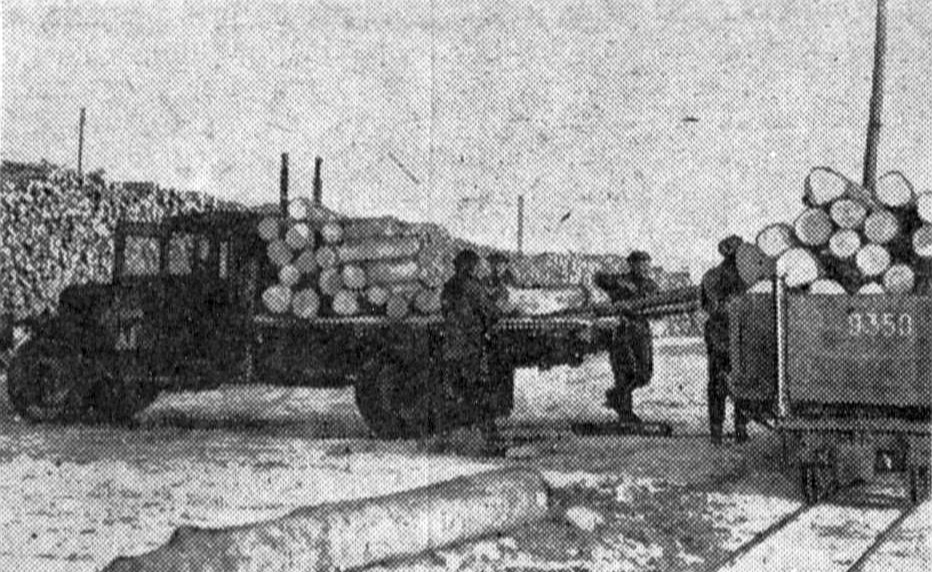Baļķu iekraušana Bauskas dzelzceļa stacijā 1955. gadā.