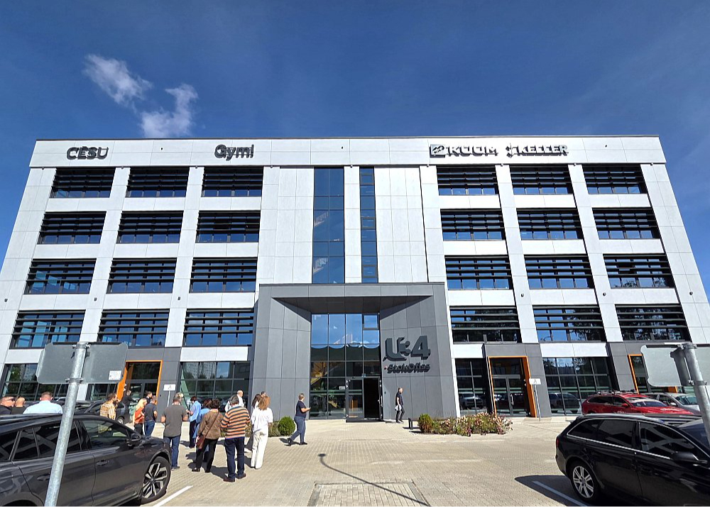 Biroju un noliktavu kompleksa "Stock office U-34" B korpuss ir sešstāvu biroju ēka ar komercplatībām pirmajā stāvā. Nomas biroju telpas atrodas 2.–5. stāvā un tehniskās telpas – jumta stāvā. Otrā stāva nomniekiem pieejama terase virs pirmā stāva komercplatībām. Ēkās ieviesti dažādi energoefektivitātes risinājumi.