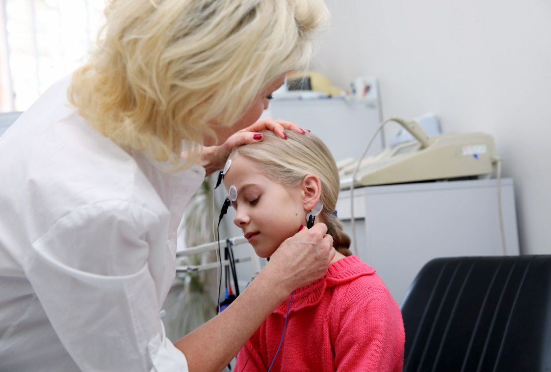 Latvijas Bērnu dzirdes centra vadītāja Sandra Kušķe un veselības centra "Biķernieki" paciente izmēģina jauniegūto dzirdes diagnostikas iekārtu Latvijas Bērnu dzirdes centra veselības centrā "Biķernieki".