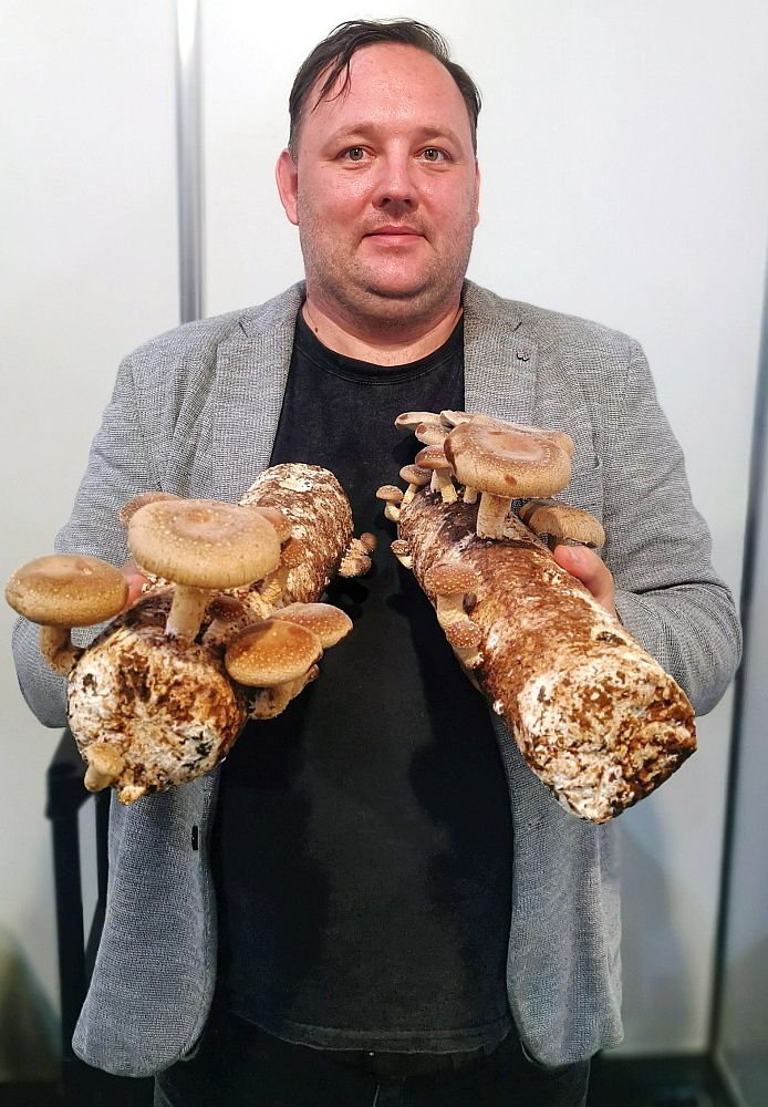 "Esmu izstrādājis austersēņu un šitaki sēņu audzēšanas komplektus, jo sēņu audzēšana mājās kļūst arvien populārāka. Tā ir iespēja iegūt svaigas sēnes maltītei jebkurā gadalaikā," sola uzņēmuma "Svaigassenes.lv" īpašnieks Nauris Dzērve.