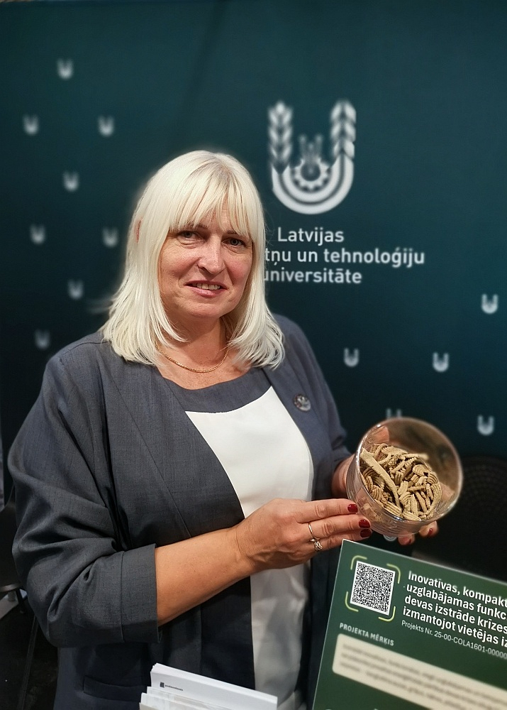 "Izmantojot vietējos produktus – bezglutēna auzas, pīlādžus un nātres –, izstrādājām tādu pavisam nelielu, bet koncentrētu enerģijas devu, kas varētu būt noderīga, lai izdzīvotu ekstremālos apstākļos," stāsta LBTU Pārtikas institūta vadošā pētniece, profesore Sandra Muižniece-Brasava.
