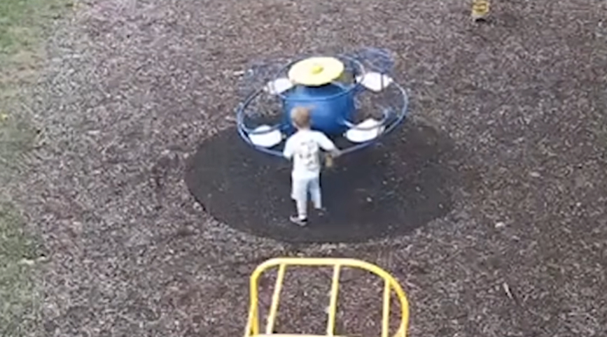 Noa Vudss videonovērošanas kameras ierakstā.