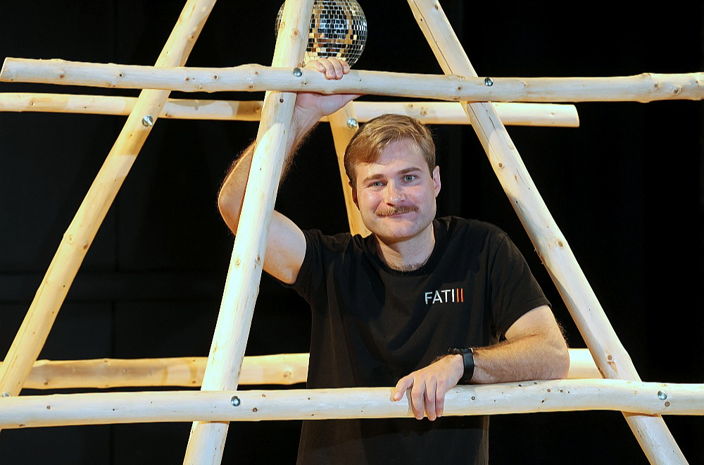 Jānis Kronis: "Droši vien lielākajai daļai skatītāju ir aktuālas izrādē skartās tēmas par to – kas es esmu, kur eju, kur ir manas saknes."