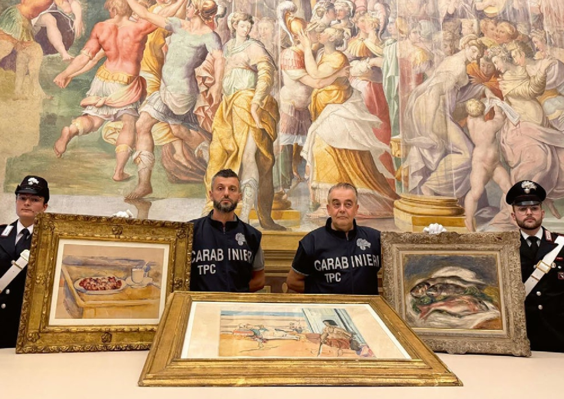 Itālijas policisti ar izcilo mākslinieku Sezāna, Renuāra un Matisa gleznām, ko izdevies atgūt pēc šogad martā Parmas reģionā notikušās laupīšanas. 