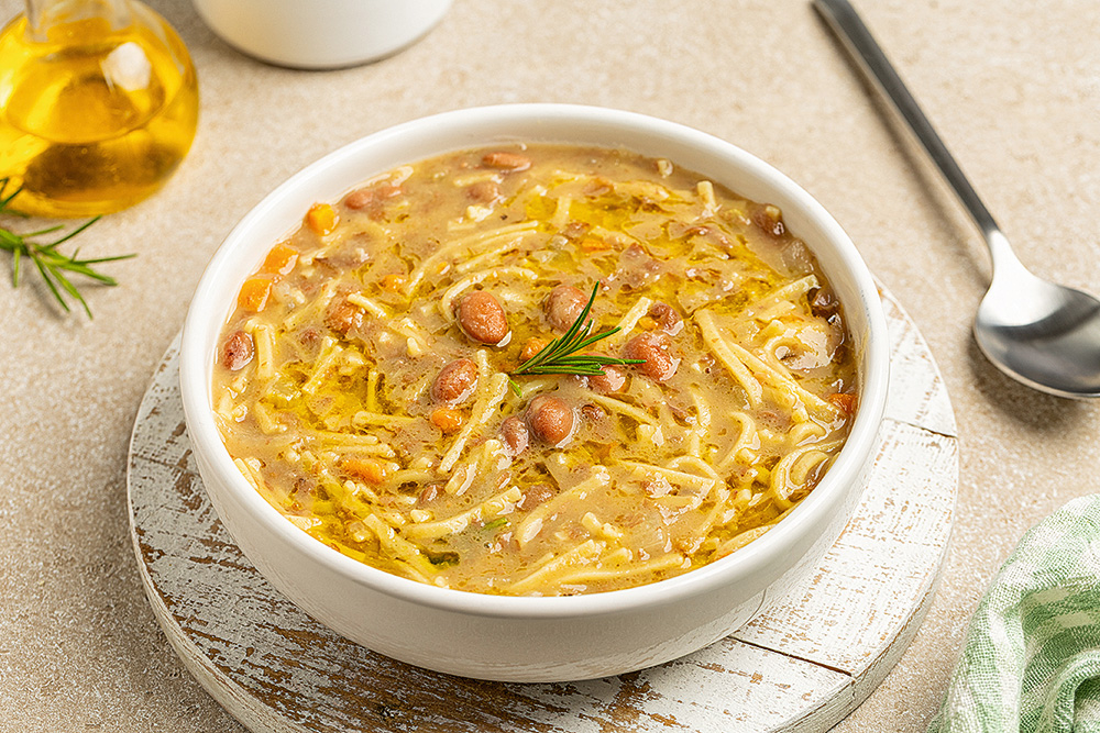 Pupiņu un pastas zupa.