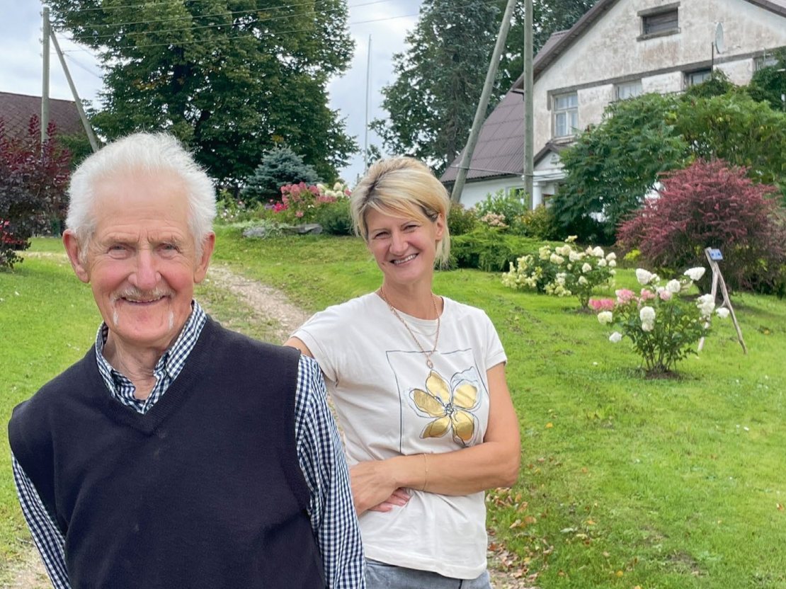 “Mālukalnu” saimnieki – tēvs Andrejs Rubenis un meita Raina Karule – pagalmā uz iebraucamā ceļa.