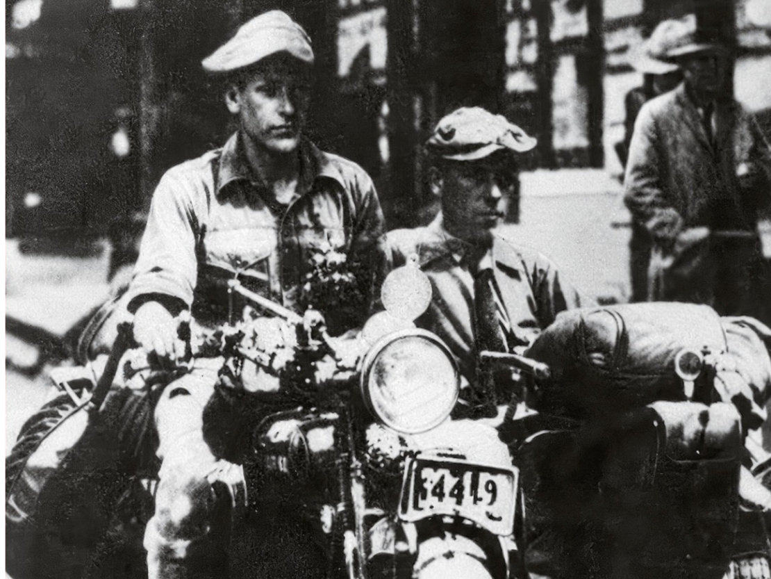 Emanuels Kotuļskis pie stūres un Z. Masļuks blakusvāģī Austrālijā 1931. gadā.