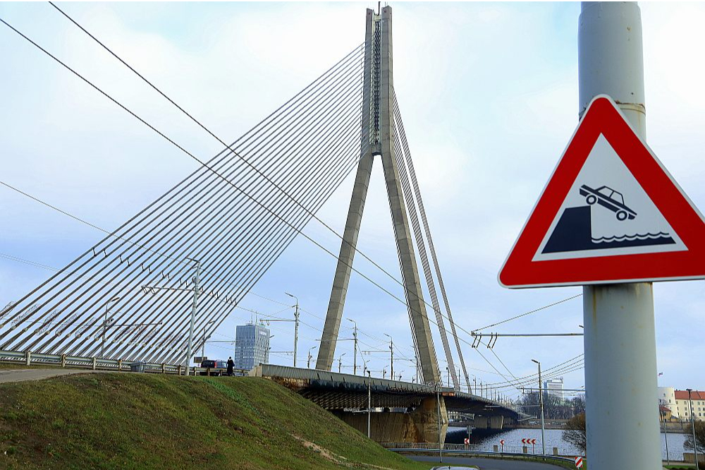 Vanšu tiltu darba dienās šķērsojot aptuveni 55–60 tūkstoši transportlīdzekļu.