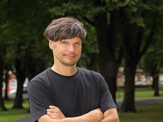 Gatis Šļūka: "Laikam paveicies dzīvē, ka varu joprojām zīmēt karikatūras, un ikdienā iznāk zīmēt diezgan daudz, kaut kas sakrājas un var pareizajā kombinācijā salikt kopā jaunā grāmatā."