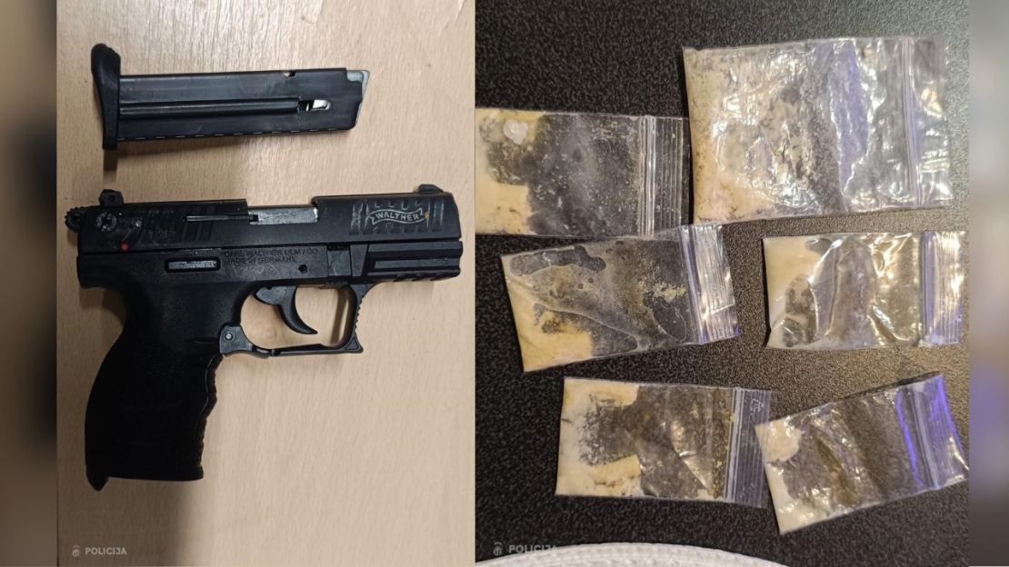 Policijas izņemtās narkotikas un gāzes pistole Daugavpilī.