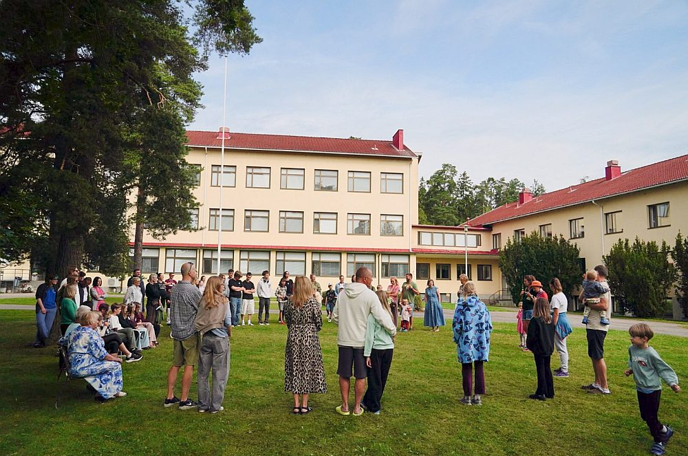 Visi dalībnieki aplī 5. latviešu ģimeņu dienās Loimā, kas notika no 5. līdz 9. augustam.