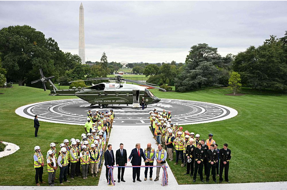 ASV prezidents Donalds Tramps pirmdien piedalījās jauna helikopteru nolaišanās laukuma atklāšanas ceremonijā Baltā nama dienvidu mauriņa teritorijā. Viņa teiktais gan nebija dzirdams, jo vadošie telekanāli pasākumu boikotēja.