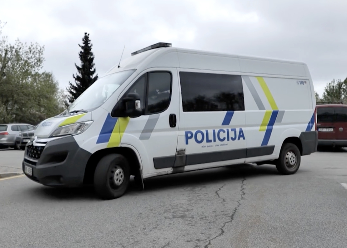 Aizdomās turētajam piemērots apcietinājums.