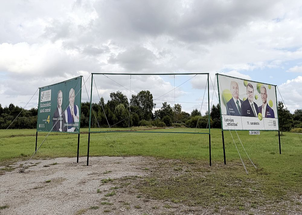Pirms Saeimas vēlēšanām redzam daudz partiju reklāmu – plakāti ar politiķu sejām uzrunā no ceļmalām, ielu stūriem, ēku fasādēm. Attēlā: priekšvēlēšanu reklāmas Gulbenes novadā. Korupcijas novēršanas un apkarošanas birojs, kas uzrauga priekšvēlēšanu aģitāciju, informējis, ka politiskās organizācijas no 6. jūnija līdz 8. septembrim kopumā noslēgušas līgumus par limitētajiem priekšvēlēšanu aģitācijas izdevumiem 2 115 247,11 eiro apmērā.