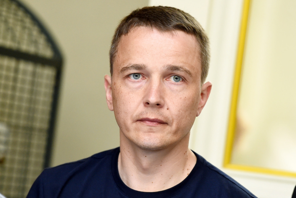 Latvijas Neiroķirurgu biedrības valdes priekšsēdētājs, Rīgas Austrumu klīniskās universitātes slimnīcas neiroķirurgs eksperts, Rīgas Stradiņa universitātes asociētais profesors Kaspars Auslands.