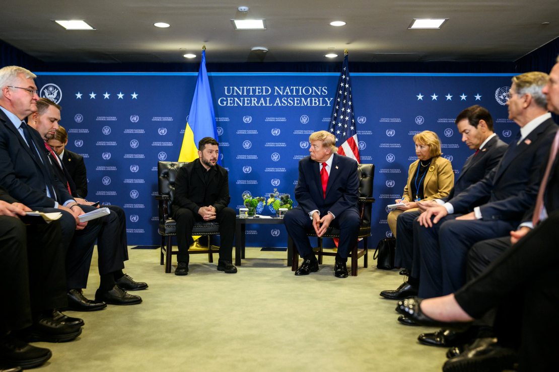 ASV prezidents Donalds Tramps divpusējā sanāksmē ar Ukrainas prezidentu Volodimiru Zelenski ANO galvenajā mītnē Ņujorkā 2026. gada 22. septembrī. (Baltā nama oficiālais foto; Daniels Toroks).