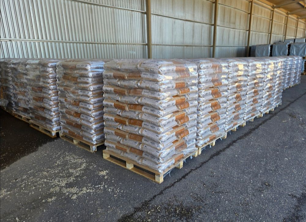 No brīža, kad skaidas ir nonākušas dzirnavās, līdz gatavai produkcijai – maisā safasētām granulām – paiet aptuveni piecas stundas. Vienā standarta paletē ir 65 maisi jeb 975 kilogrami granulu. Ziemas sezonā vienas privātmājas apkurināšanai ir nepieciešamas 5–10 paletes.