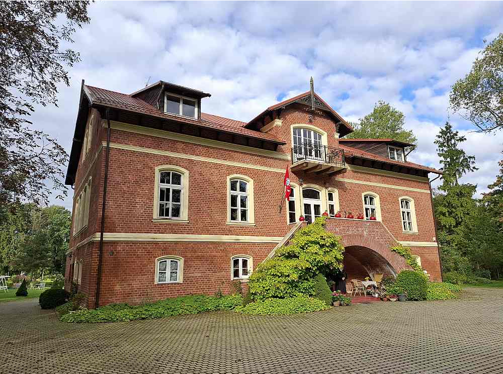 Dautaru muiža Latvijas pierobežā no grausta pārtapusi elegantā arhitektūras pērlē, pateicoties restauratorei un īpašniecei Gražinai Juknevičienei un viņas ģimenes atbalstam.