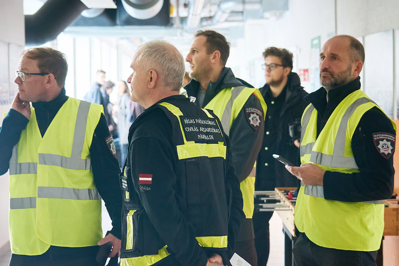 Rīgas 64. vidusskolā skolēni praktiskajās mācībās apgūst rīcību gaisa apdraudējuma gadījumā.