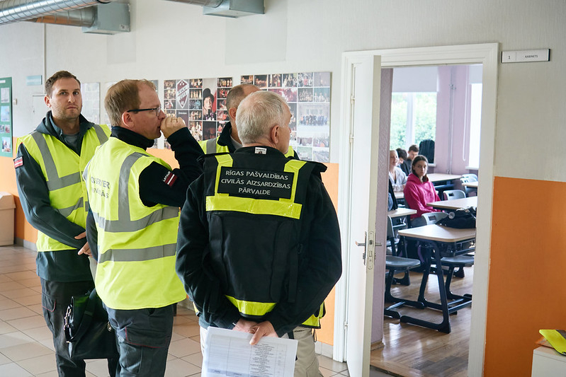 Rīgas 64. vidusskolā skolēni praktiskajās mācībās apgūst rīcību gaisa apdraudējuma gadījumā.