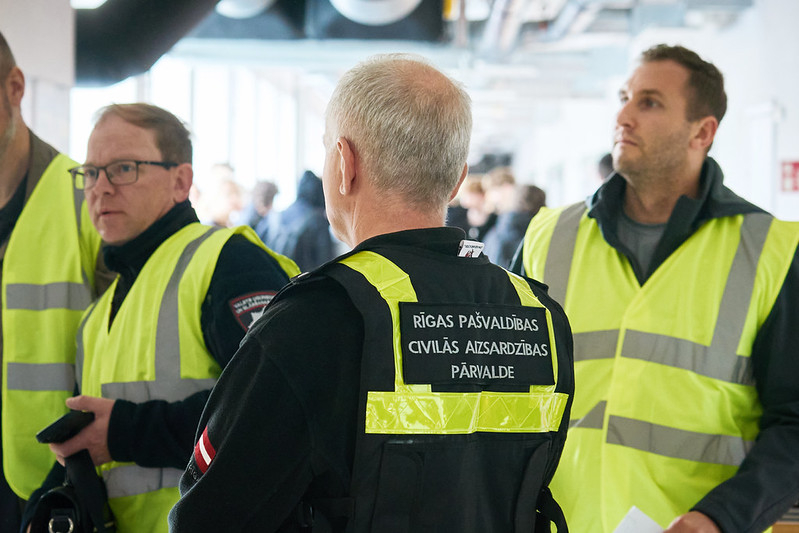 Rīgas 64. vidusskolā skolēni praktiskajās mācībās apgūst rīcību gaisa apdraudējuma gadījumā.