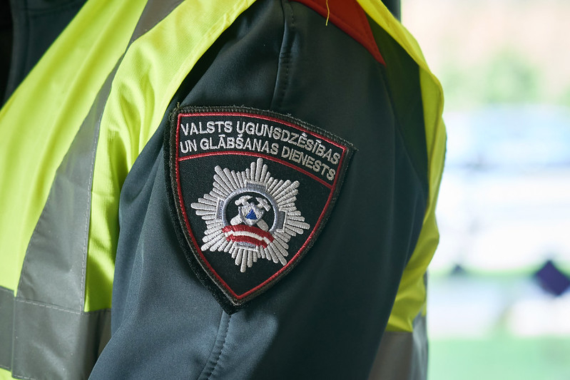 Rīgas 64. vidusskolā skolēni praktiskajās mācībās apgūst rīcību gaisa apdraudējuma gadījumā.