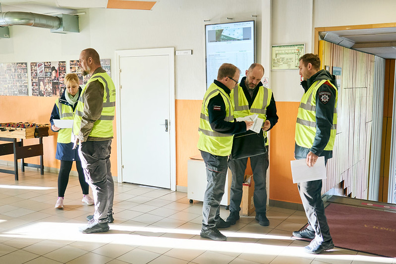 Rīgas 64. vidusskolā skolēni praktiskajās mācībās apgūst rīcību gaisa apdraudējuma gadījumā.