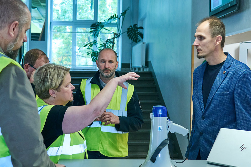 Rīgas 64. vidusskolā skolēni praktiskajās mācībās apgūst rīcību gaisa apdraudējuma gadījumā.