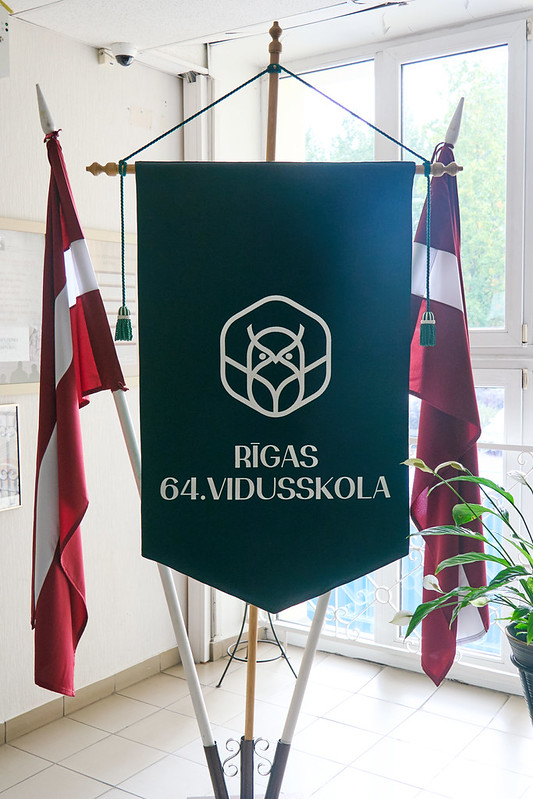 Rīgas 64. vidusskolā skolēni praktiskajās mācībās apgūst rīcību gaisa apdraudējuma gadījumā.
