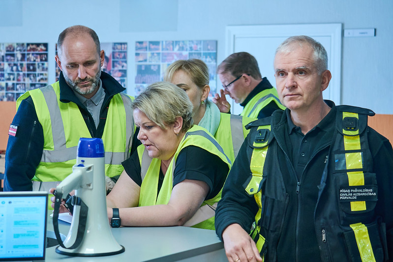 Rīgas 64. vidusskolā skolēni praktiskajās mācībās apgūst rīcību gaisa apdraudējuma gadījumā.