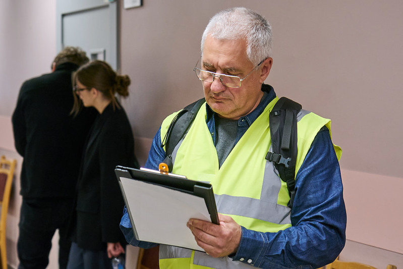 Rīgas 64. vidusskolā skolēni praktiskajās mācībās apgūst rīcību gaisa apdraudējuma gadījumā.