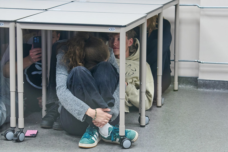 Rīgas 64. vidusskolā skolēni praktiskajās mācībās apgūst rīcību gaisa apdraudējuma gadījumā.