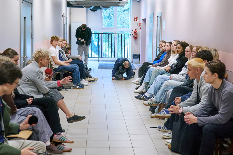 Rīgas 64. vidusskolā skolēni praktiskajās mācībās apgūst rīcību gaisa apdraudējuma gadījumā.