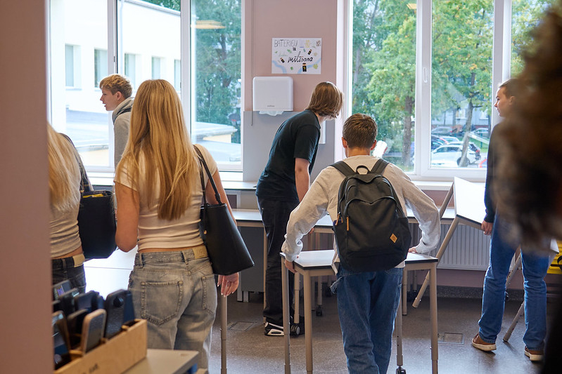 Rīgas 64. vidusskolā skolēni praktiskajās mācībās apgūst rīcību gaisa apdraudējuma gadījumā.
