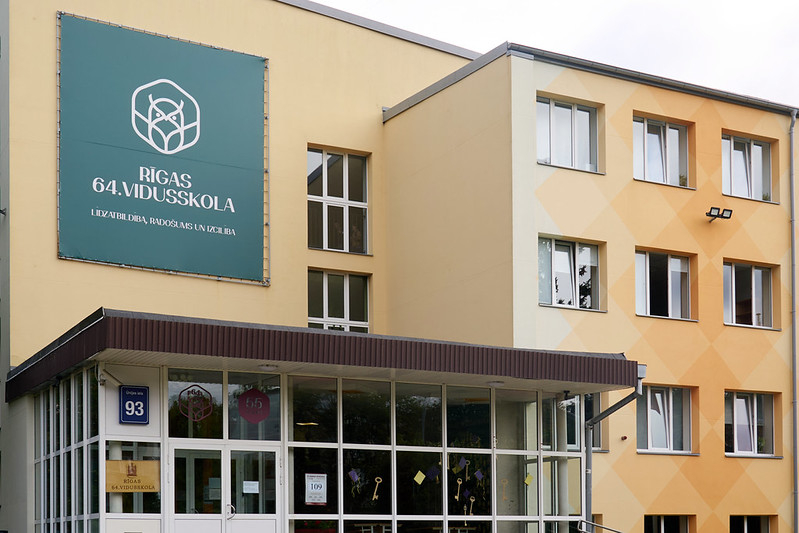 Rīgas 64. vidusskolā skolēni praktiskajās mācībās apgūst rīcību gaisa apdraudējuma gadījumā.