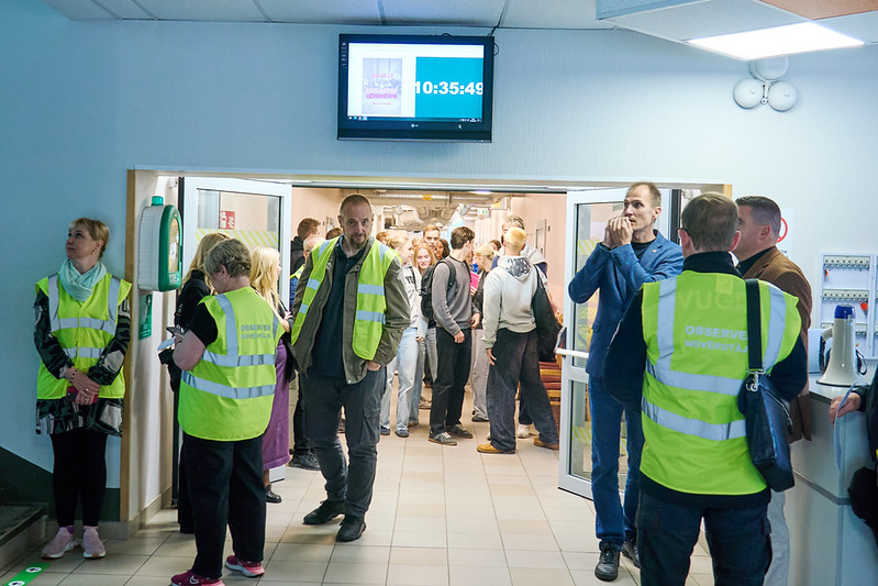 Rīgas 64. vidusskolā skolēni praktiskajās mācībās apgūst rīcību gaisa apdraudējuma gadījumā.