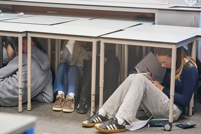 Rīgas 64. vidusskolā skolēni praktiskajās mācībās apgūst rīcību gaisa apdraudējuma gadījumā.