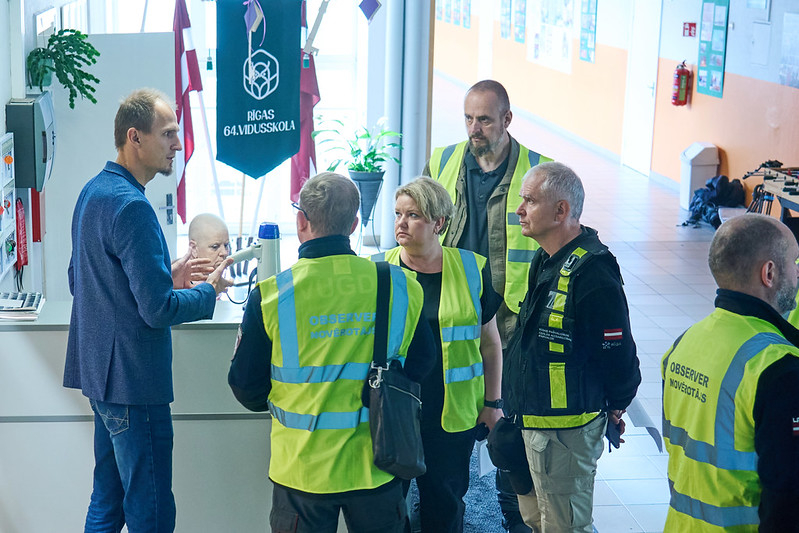 Rīgas 64. vidusskolā skolēni praktiskajās mācībās apgūst rīcību gaisa apdraudējuma gadījumā.