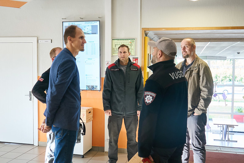 Rīgas 64. vidusskolā skolēni praktiskajās mācībās apgūst rīcību gaisa apdraudējuma gadījumā.