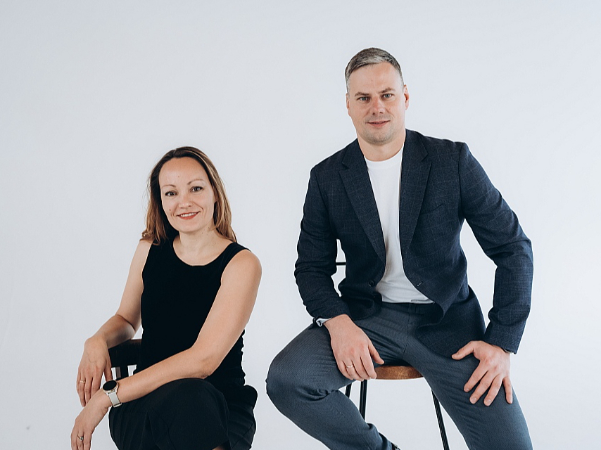 "Pozitīvi vērtējam, ka kosmētikas nozare Latvijā attīstās, tas mums ir labs dzinulis. Taču vietējais tirgus ir ļoti mazs, tāpēc fokusējamies uz eksportu. Mums ir klienti Polijā, ziemeļvalstīs, Itālijā, Lielbritānijā un ASV. Jaunā izejviela, kas tapusi no kafijas biezumiem, jau ir augstu novērtēta arī kafijas lielvalstī Itālijā," ir gandarīti "Alternative Plants" līdzdibinātāji Anna Ramata-Stunda un Mārtiņš Borodušķis.
